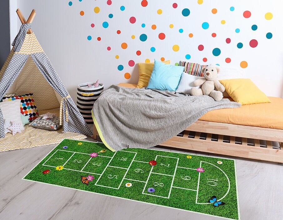 NEU - Kinder Gras-Hopscotch-Teppich, mit bunten Blumen, Schmetterlingen, einer Schnecke und einem Marienkäfer. Teppich für Kinder, Kinderzimmer Dekor