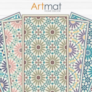 Op de afbeelding: Set van zes decoratieve vloermatten met een geometrisch patroon van blauwe, groene, gele, oranje, roze en paarse bloemen op een cr&egrave;mekleurige achtergrond. De matten hebben een bruine rand. Artmat Home Decor.