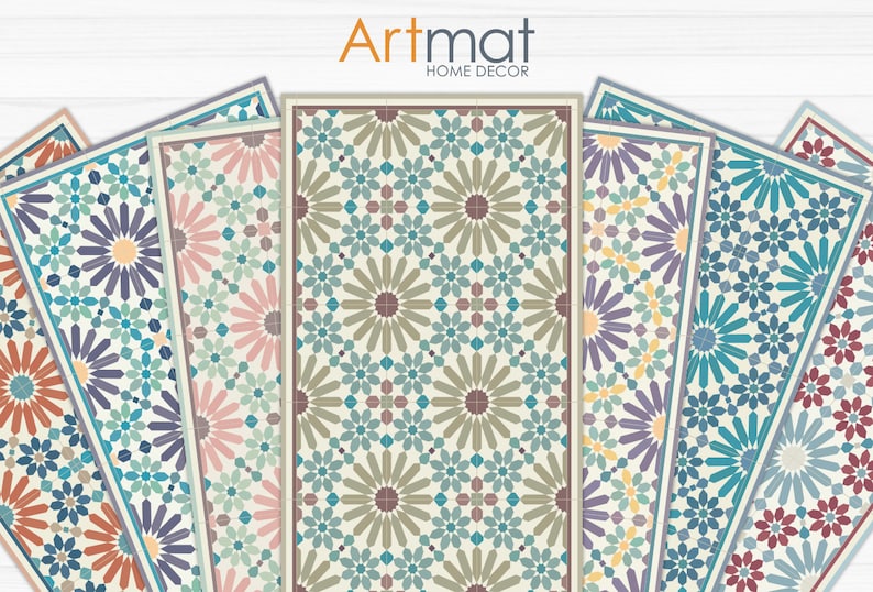 Op de afbeelding: Set van zes decoratieve vloermatten met een geometrisch patroon van blauwe, groene, gele, oranje, roze en paarse bloemen op een cr&egrave;mekleurige achtergrond. De matten hebben een bruine rand. Artmat Home Decor.