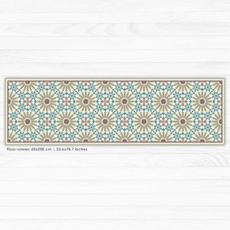 Op de afbeelding: Een beige vloerkleed met een geometrisch patroon van bruine, teal en witte bloemen. De loper is 60x200 cm of 23,6x78,7 inch.