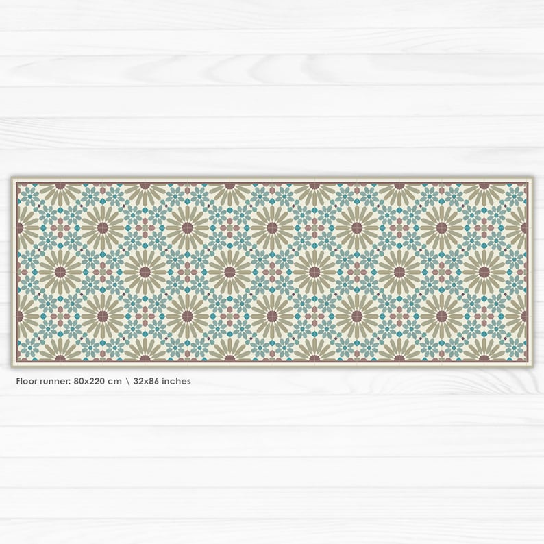 Op de afbeelding: Een beige vloerkleed met een geometrisch patroon van bruine, teal en roze bloemen. De loper is 80x220 cm of 32x86 inch.