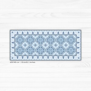 May include: A blue and white patterned rug with a geometric design. The rug is 60x140 cm or 23.6x55.1 inches.