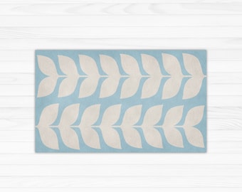 Blauer geometrischer Vinylteppich mit Blätterdesign. Vinyl Bodenmatte in hellblau und weiß, süßes Kinderdesign, Kinderzimmer Dekor.