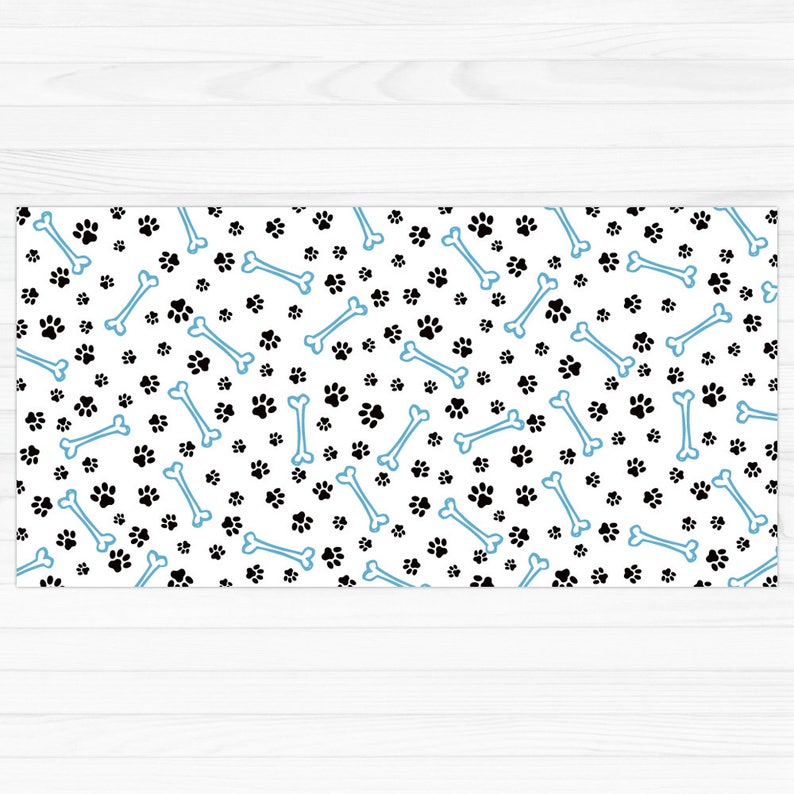 Op de afbeelding: Een witte achtergrond met een herhalend patroon van zwarte poot afdrukken en blauwe botvormen.