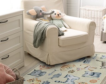 Joli tapis en vinyle avec cadre beige. Tapis de sol en vinyle coloré avec illustration de chats, de toutes sortes. Chambre d'enfants, décoration de chambre d'enfant.