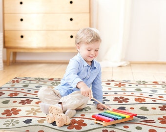 NOUVEAUTÉ - Joli tapis en vinyle de fleurs et de coeurs colorés. Tapis de sol en vinyle beige avec illustration colorée de fleurs et de coeurs.