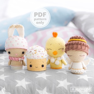 Peut inclure: Modèles de crochet pour quatre jouets amigurumi : un lapin, un poussin, un gâteau et un ange. Le modèle PDF est disponible à l’achat. Les jouets sont tous blancs avec des accents pastel.