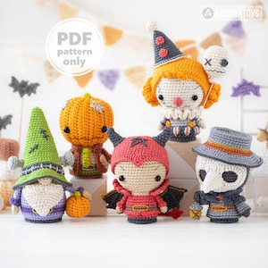 Puede incluir: Una colección de cinco figuras amigurumi de ganchillo que incluye un gnomo verde, un personaje de calabaza naranja, un diablo rojo, un payaso con un globo y un médico de la peste. La imagen incluye el texto PDF pattern only y ARADIVATOYS.