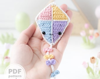 Cerf-volant kawaii de la collection « AradiyaToys Kawaii » / Patron au crochet (fichier PDF du tutoriel Amigurumi), porte-clés pour débutant fait main, coussin à épingles fait main