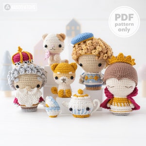 Puede incluir: Un conjunto de siete juguetes amigurumi de crochet, que incluyen un rey, una reina, un príncipe, una princesa, un gato, un perro y una tetera. Los juguetes están todos en un estilo caprichoso con colores brillantes y caras lindas. Los juguetes están dispuestos sobre una superficie blanca con un fondo blanco. Patrón PDF solamente.