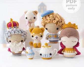 Könnte beinhalten: Ein Set aus sieben gehäkelten Amigurumi-Spielzeugen, darunter ein König, eine Königin, ein Prinz, eine Prinzessin, eine Katze, ein Hund und eine Teekanne. Die Spielzeuge sind alle im skurrilen Stil mit leuchtenden Farben und süßen Gesichtern gehalten. Die Spielzeuge sind auf einer weißen Oberfläche mit weißem Hintergrund angeordnet. Nur PDF-Muster.