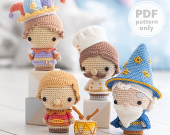 Könnte beinhalten: Vier gehäkelte Puppen, die einen Narren, einen Koch, einen Trommler und einen Zauberer darstellen. Die Puppen sind in verschiedenen Farben gehalten, darunter Blau, Gelb und Braun. Der Text "PDF pattern only" ist sichtbar.