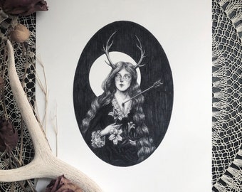 Pode incluir: Um desenho em preto e branco de uma mulher com chifres de veado, segurando uma flor e uma flecha. Ela está cercada por uma forma oval escura, com um círculo branco no fundo.