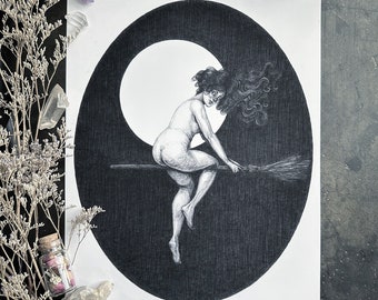 Pode incluir: Uma ilustração em preto e branco de uma mulher a andar de vassoura em frente a uma lua cheia. A mulher está nua e tem cabelo comprido e solto.