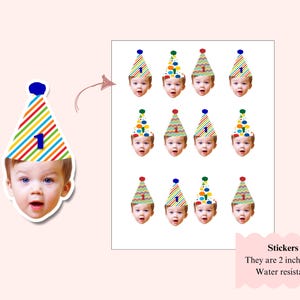 K&ouml;nnte beinhalten: Aufkleberbogen mit dem Gesicht eines Babys mit einem bunten Partyhut mit der Zahl 1. Die Aufkleber sind 5 cm hoch und wasserfest. Der Hut hat eine blaue Bommel und die blaue Zahl 1.