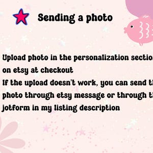 Puede incluir: Gr&aacute;fico rosa y blanco con el texto "Enviando una foto". Se proporcionan instrucciones sobre c&oacute;mo subir una foto en Etsy al finalizar la compra. Si la carga falla, la foto se puede enviar a trav&eacute;s de un mensaje de Etsy o Jotform.