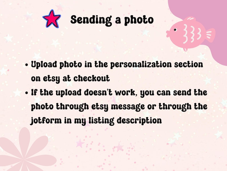 Puede incluir: Gr&aacute;fico rosa y blanco con el texto "Enviando una foto". Se proporcionan instrucciones sobre c&oacute;mo subir una foto en Etsy al finalizar la compra. Si la carga falla, la foto se puede enviar a trav&eacute;s de un mensaje de Etsy o Jotform.