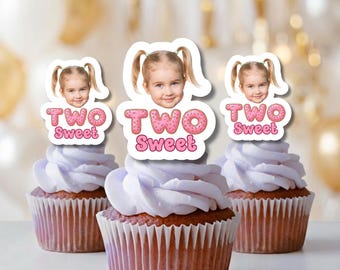 Dos adornos dulces para cupcakes / Decoraciones faciales personalizadas para el segundo cumpleaños / Tema de donas