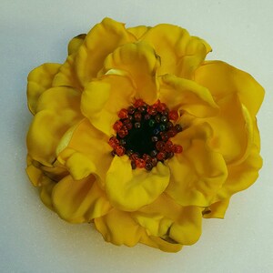 Broche de flores de satén hecho a mano. rosa. Amarillo, rosa, negro, rojo, mostaza, flor violeta. Elige tu color.