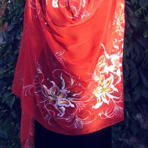 Scarf.Red natürliche Seide Schal - floral, weiße Lilie eine handbemalte Schal.