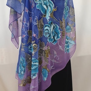 Scarf.Natural Seide Schal - floral, blau, violett handbemalt Schal.