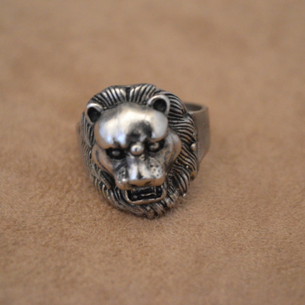 Vintage Lion Head Biker Ring. biker babe. biker babe biker ring. lion head biker ring.