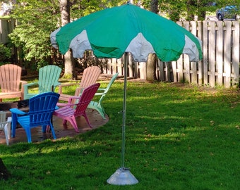 Groovy Sunline Green and White Scalloped Patio Umbrella