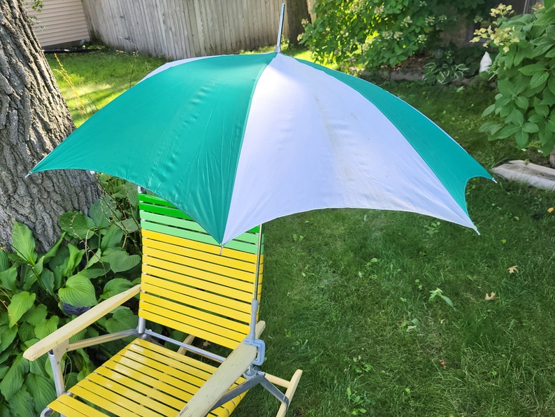 Groovy Green and White Fabric Beach Chair Umbrella Made in Hong Kong 画像 2