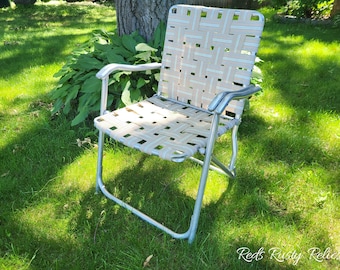 Mid Century Vintage Cream Webbed and Aluminum Folding Garden/Lawn Lounge Chair