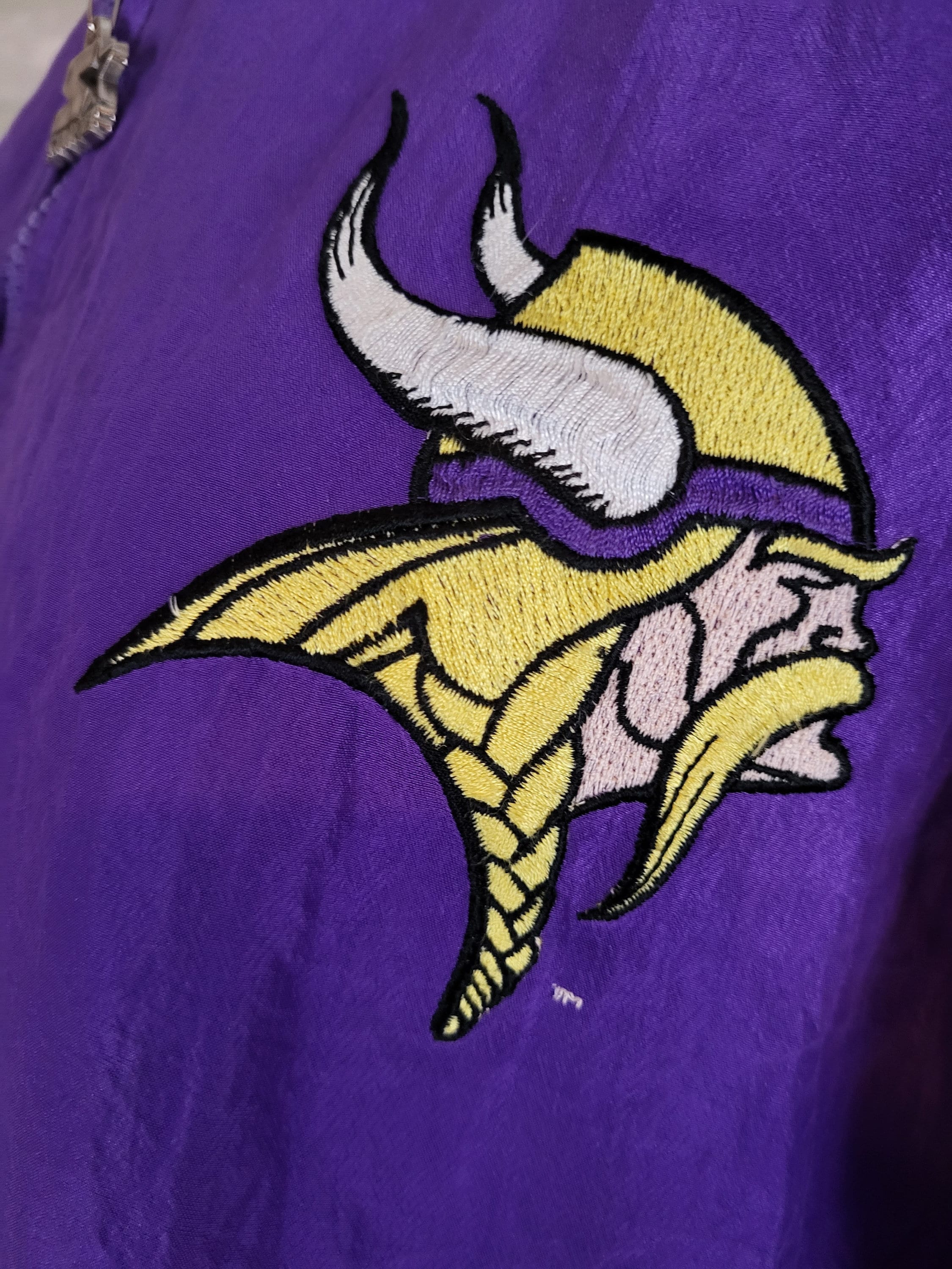 NFL VIKINGS ハーフジップ　ジャンパー　冬物　刺繍　パープル　古着　L NFL VIKINGS ハーフジップ ジャンパー 冬物 刺繍 パープル 古着