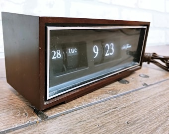 Seth Thomas Faux Wood Flip Clock Model 821-000
