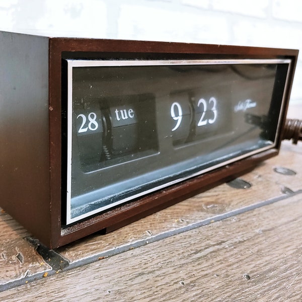 Seth Thomas Faux Wood Flip Clock Model 821-000