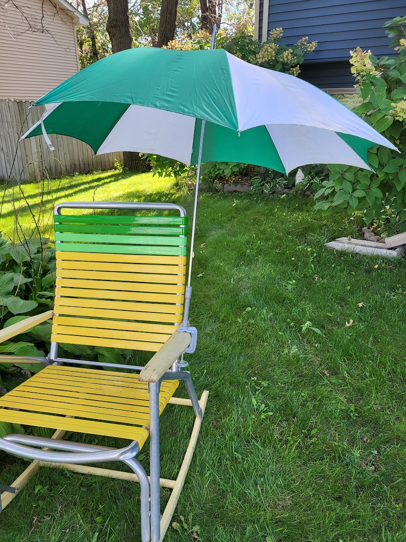 Groovy Green and White Fabric Beach Chair Umbrella Made in Hong Kong 画像 1