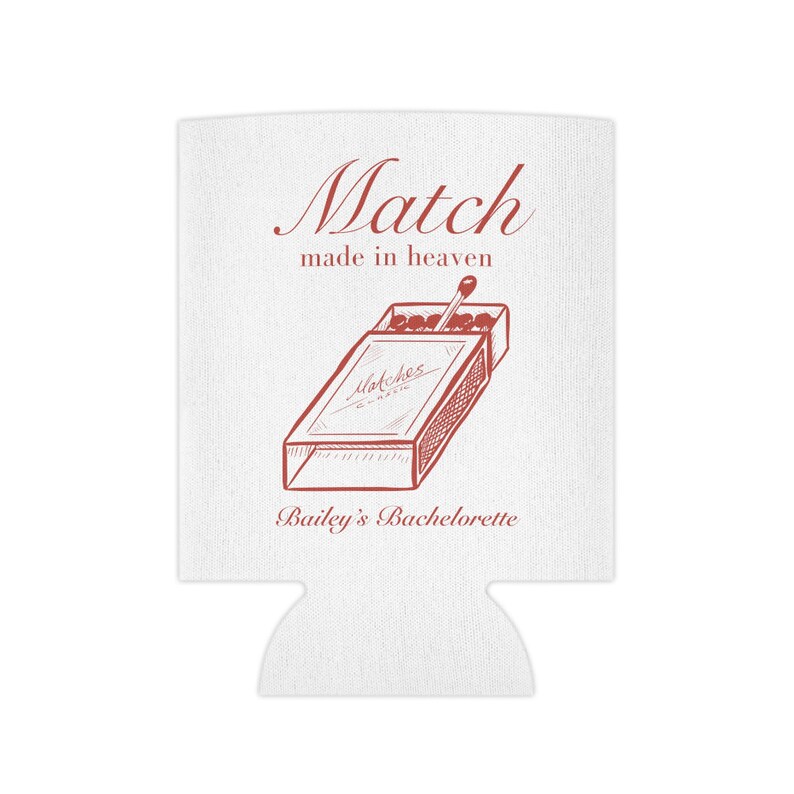 Peut inclure: Refroidisseur de canette de boisson blanc avec une illustration rouge d'une bo&icirc;te d'allumettes et les mots "Match made in heaven". Le texte "Bailey's Bachelorette" est imprim&eacute; en dessous.