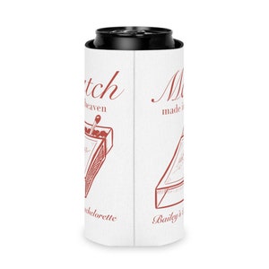 Peut inclure: Refroidisseur de canette blanc avec un dessus noir. Le refroidisseur a une illustration rouge d'une bo&icirc;te d'allumettes avec le texte "Match made in heaven" et "Bachelorette" imprim&eacute; dessus. L'autre c&ocirc;t&eacute; a une illustration rouge d'une bo&icirc;te d'allumettes avec le texte "Match made in heaven" et "Bailey's & Bachelorette" imprim&eacute; dessus.