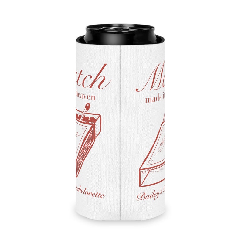 Peut inclure: Refroidisseur de canette blanc avec un dessus noir. Le refroidisseur a une illustration rouge d'une bo&icirc;te d'allumettes avec le texte "Match made in heaven" et "Bachelorette" imprim&eacute; dessus. L'autre c&ocirc;t&eacute; a une illustration rouge d'une bo&icirc;te d'allumettes avec le texte "Match made in heaven" et "Bailey's & Bachelorette" imprim&eacute; dessus.