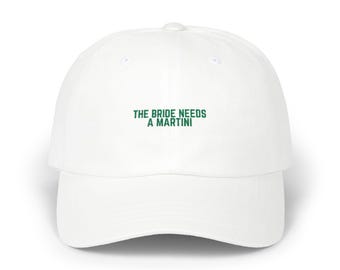 Puede incluir: Gorra de béisbol blanca con texto bordado en verde que dice "The Bride Needs A Martini".