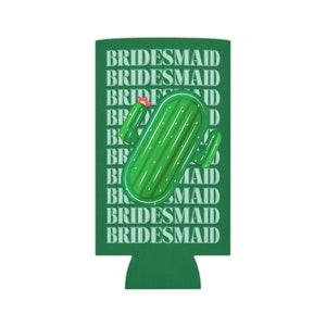 Puede incluir: Enfriador de latas verde con la palabra "BRIDESMAID" repetida verticalmente. Una ilustración de cactus verde con una flor rosa está en el centro. Diseñado para mantener las bebidas frías.