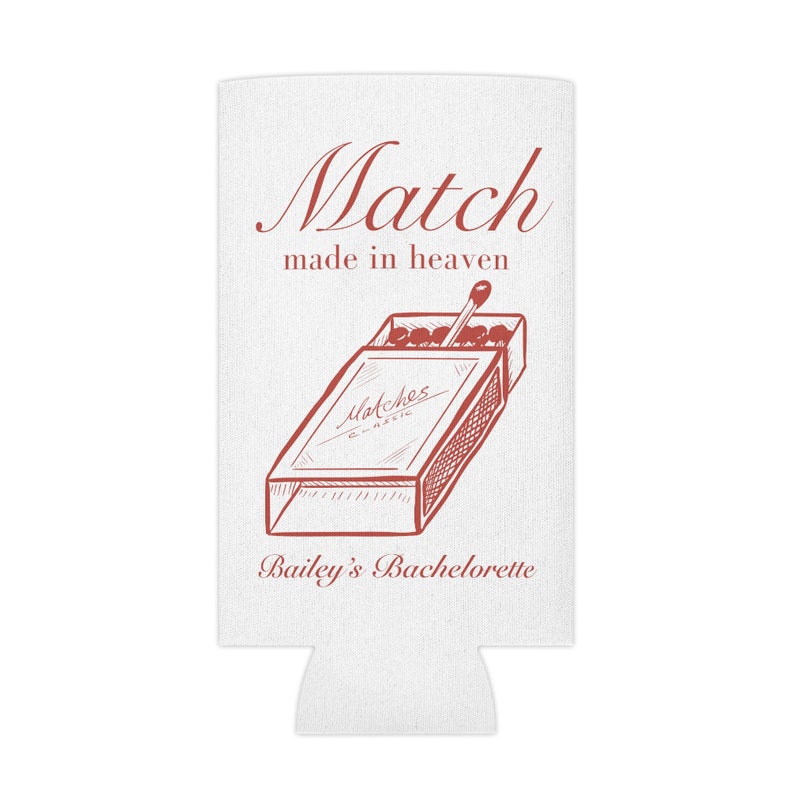 Peut inclure: Refroidisseur de canette blanc avec une illustration rouge d'une bo&icirc;te d'allumettes et les mots "Match made in heaven". Le texte "Bailey's Bachelorette" est imprim&eacute; en dessous. Con&ccedil;u pour garder les boissons fra&icirc;ches.