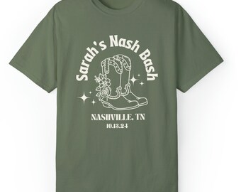 Op de afbeelding: Een groen T-shirt met een wit ontwerp van cowboylaarzen, sterren en de tekst "Sarah's Nash Bash, Nashville, TN 10.13.24"
