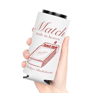Peut inclure: Un refroidisseur de canette blanc avec un dessin rouge d'une bo&icirc;te d'allumettes et les mots "Match made in heaven". Le texte "Bailey's Bachelorette" est &eacute;galement imprim&eacute;. Accessoire de f&ecirc;te pour garder les boissons au frais.