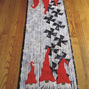 Twister Gnomes *Table Runner Pattern - Uses Lil Twister or Mini Twister Tool* From: Around The Bobbin