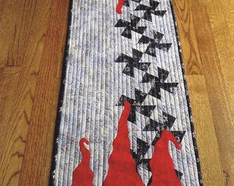 Twister Gnomes *Table Runner Pattern - Uses Lil Twister or Mini Twister Tool* From: Around The Bobbin