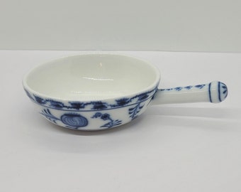 Meissen Blue Onion Handled Bowl Crossed Swords Zwiebelmuster Blue and White