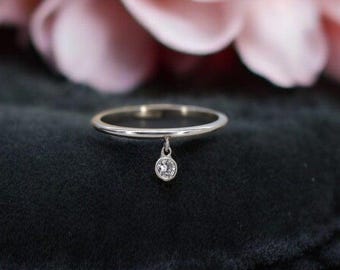 Anillo con dije de diamantes reciclados de inspiración antigua