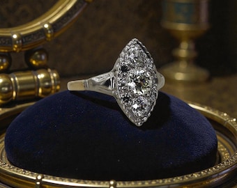 Anillo Art Déco de diamantes en oro blanco de 14k, peso total de 1,40 quilates.