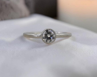 Anillo con engaste de diamante de talla europea antigua / 0,44 ct H/I vs Platino / Circa 1900