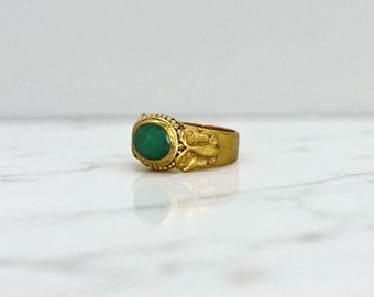 Anillo Art Nouveau chino de jade con montura de oro de 22k y mariposa
