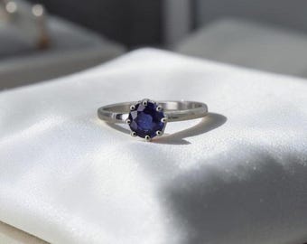 Anillo solitario de zafiro antiguo / 0,79 ct talla europea antigua / Circa 1900 Cesta /