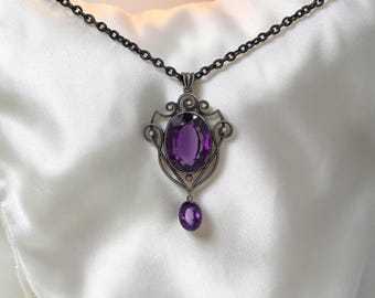 Collar victoriano de amatista ovalada con detalles de plata - 30 quilates en total